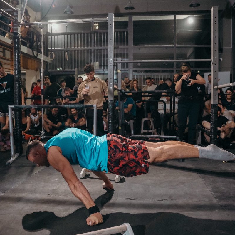 Giannis Karagiannis calisthenics coach training indoors